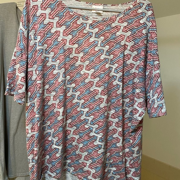 Lularoe Irma Shirt with Pink & Blue Arrows on Gray - Picture 1 of 2